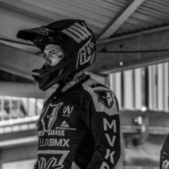 TLD D4 AS Carbon W/MIPS Helmet Black / Silver -Canyon Sport Store tld d4 as carbon wmips helmet black silver helmets lusty industries blacksilver m l 10